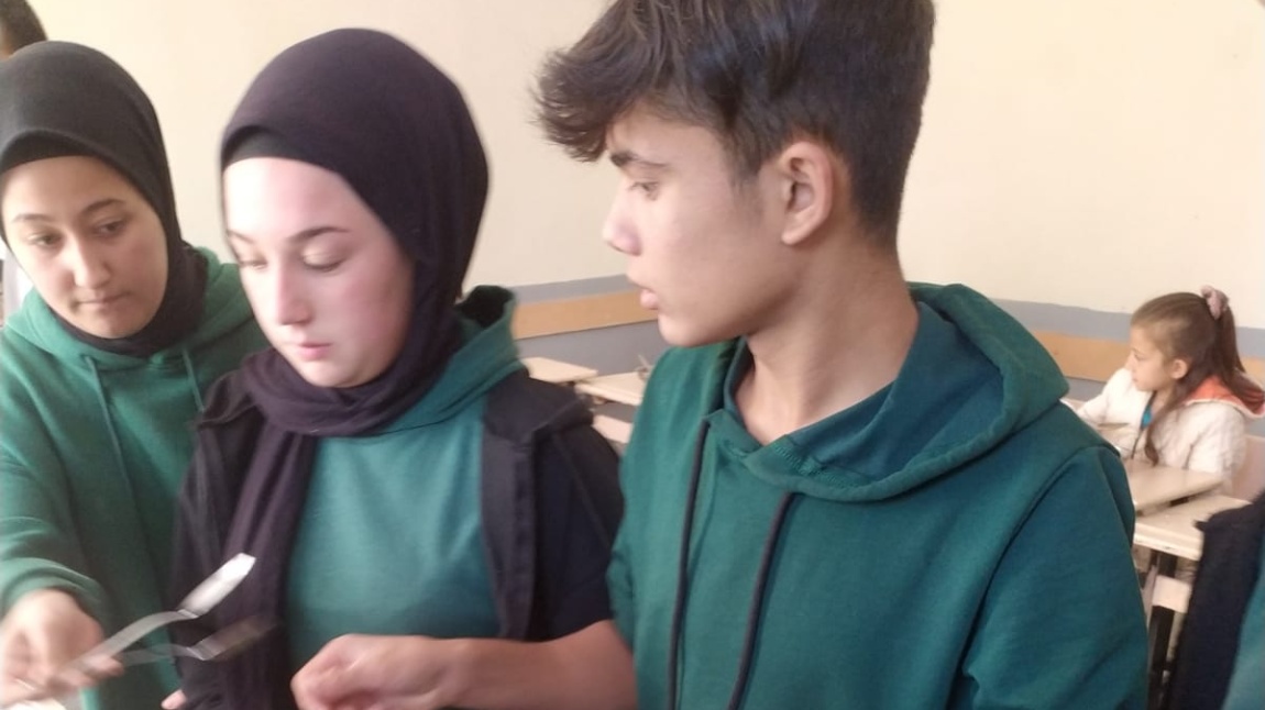 11/A Sınıfı Öğrencilerimiz Avşar Ortaokulu Öğrencilerine İkramlık Çorba Dağıttı.